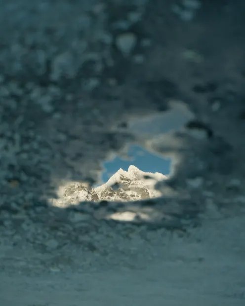 02 阿根廷南部巴塔哥尼亚地区小镇，一汪积水倒映出的雪山。