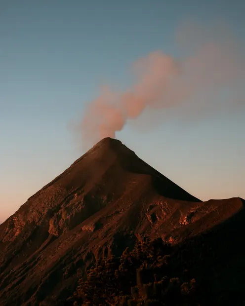 29 危地马拉弗埃戈火山，清晨喷发过后。