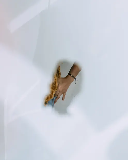 30 哥伦比亚波哥大，透过橱窗拍到的女人的手。