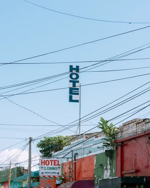 31 厄瓜多尔小镇，写着 hotel 字样的牌子。
